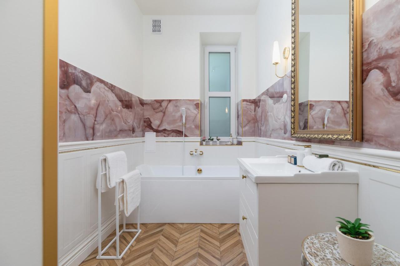Luxurious & Unique Apartment Mickiewicza Cracow By Renters Prestige Kraków Exteriör bild